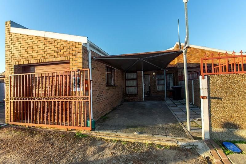 3 Bedroom Property for Sale in Peerless Park West Western Cape